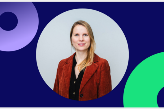 Portrait Katharina Schaufler auf einem blauen Hintergrund mit angeschnittenen Kreisen in lila und grün