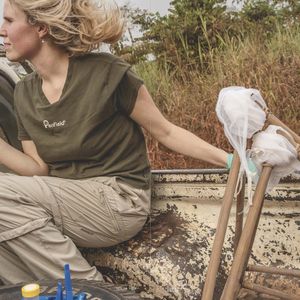 HIOH scientist Yanthe Nobel transporting fly-catching nets. The flies serve as natural samplers for DNA fragments from animals and microorganisms in the environment.