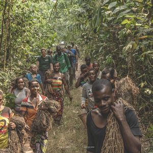 The HIOH/HZI travel group accompanies indigenous people from the BaAka community in Bayanga on a hunt.