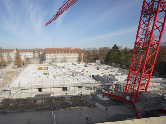Baustellenfoto aus Vogelperspektive mit Kran